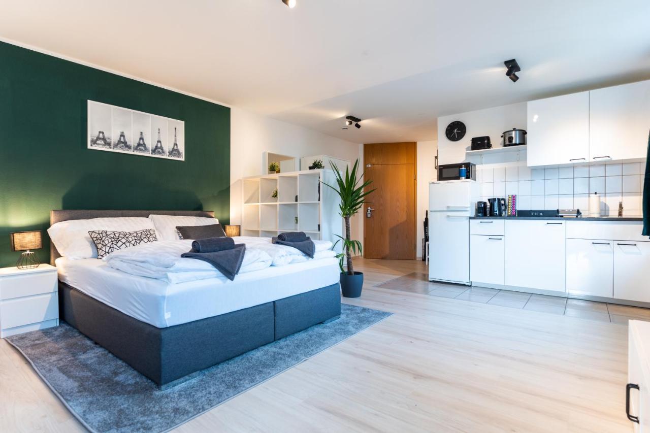 Mercedes I Stuttgart I Kitchen I Home Office I Parkplatz ベーブリンゲン エクステリア 写真